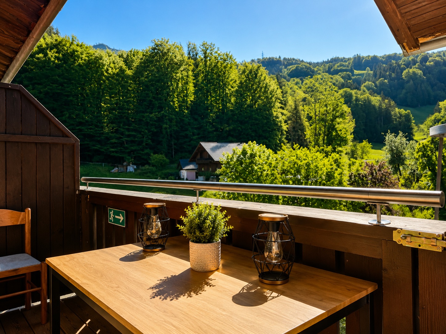 Balkon mit Esstisch